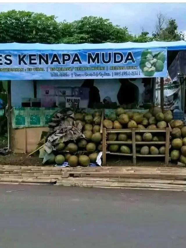8 Potret Nyeleneh Penjual Es Kelapa Muda yang Bikin Pembeli Salah Fokus