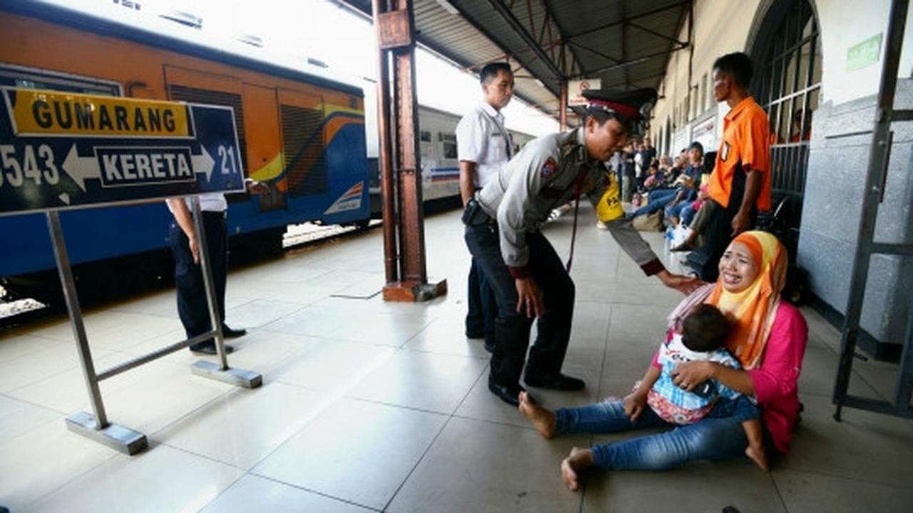 Ketinggalan kereta, wanita ini menangis di peron Stasiun Pasar Senen