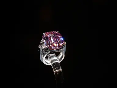 The Pink Legacy, berlian merah muda seberat 18,96 karat ditampilkan selama pratinjau pers menjelang penjualan oleh rumah lelang Christie di Jenewa, Swiss pada 8 November 2018. Lelang akan berlangsung pada 13 November 2018 mendatang. (Fabrice COFFRINI/AFP)