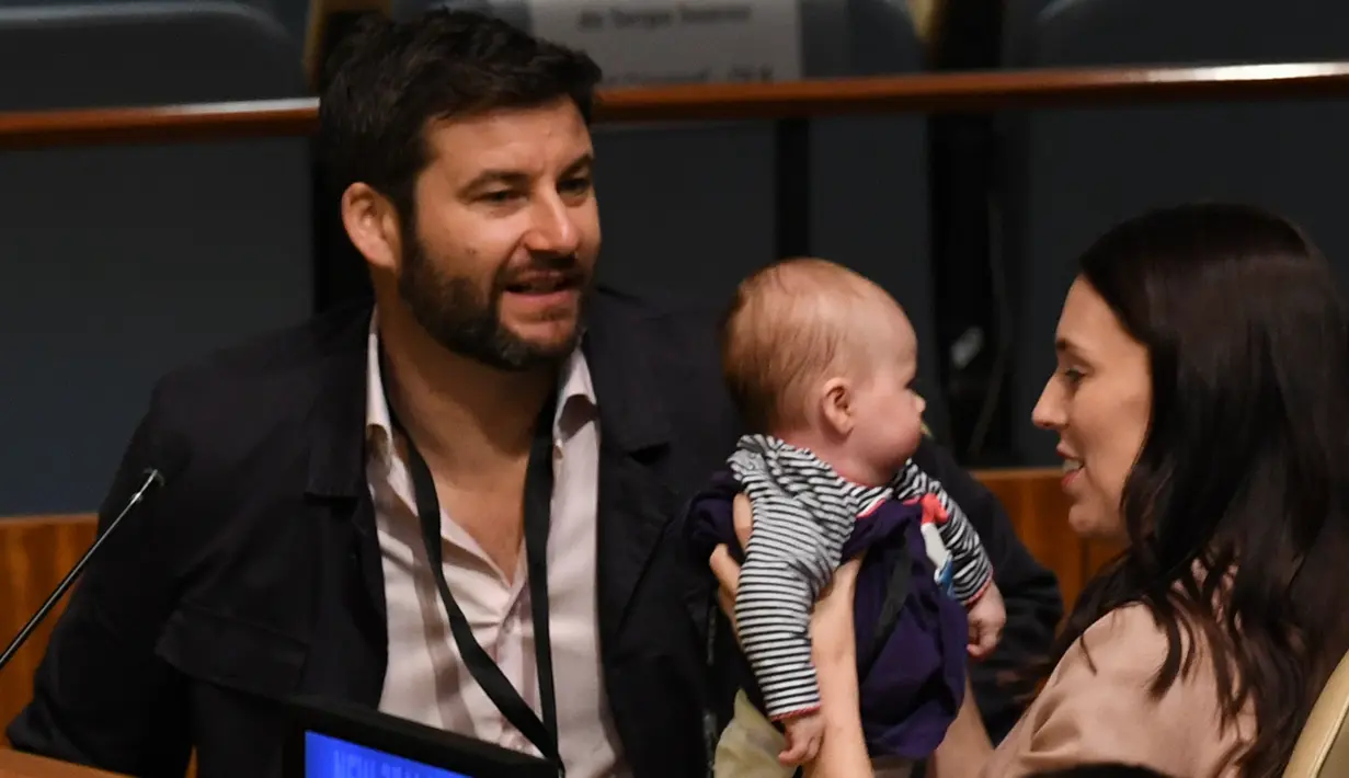 PM Selandia Baru, Jacinda Ardern menggendong putrinya, Neve Te Aroha Ardern Gayford saat menghadiri Nelson Mandela Peace Summit di markas PBB, New York, Senin (24/9). Ardern duduk disamping pasangannya, Clarke Gayford, di ruang pertemuan. (AFP/Don EMMERT)