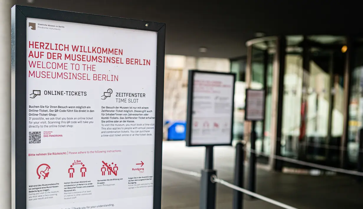 Informasi kunjungan dan kebersihan terlihat di pintu masuk Museum Pergamon di Berlin, ibu kota Jerman, (18/5/2020). Museum dan galeri di negara tersebut dapat diakses kembali, namun sejumlah aturan kebersihan dan jarak harus terus dipatuhi untuk mencegah penyebaran Covid-19. (Xinhua/Binh Truong)