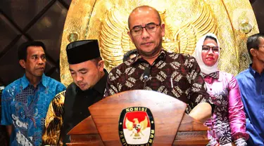 Ketua Komisi Pemilihan Umum (KPU) Republik Indonesia (RI), Hasyim Asy'ari memberikan keterangan terkait putusan Dewan Kehormatan Penyelenggara Pemilu (DKPP) di Gedung KPU, Jakarta, Rabu (3/7/2024). (Liputan6.com/Angga Yuniar)