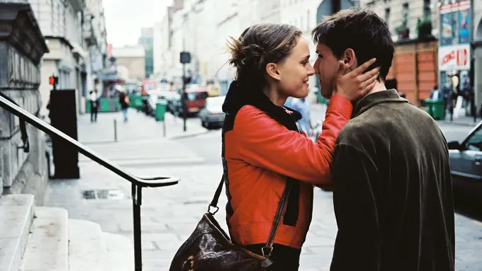 5 Hal Aneh yang Cuma Dilakukan oleh Orang yang Jatuh Cinta  