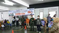 Dandim 0611/Garut Letkol Czi Deni Iskandar tengah memberikan himbauan bagi warga penerima bantuan BPUM di Bank BRI Garut, Jawa Barat. (Liputan6.com/Jayadi Supriadin)