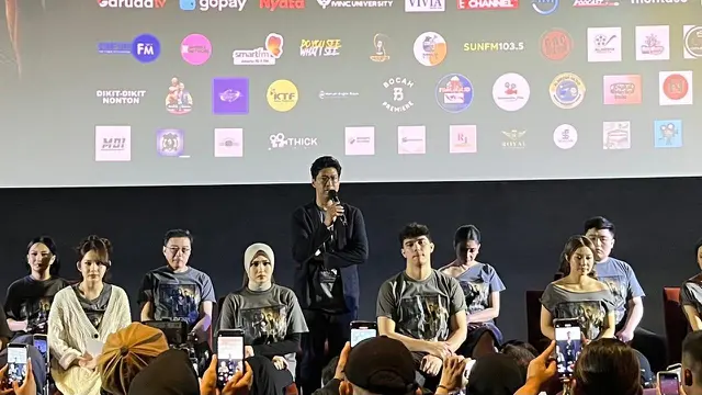Adhe Dharmastriya (Berdiri) dalam konferensi pers dan screening film "Lingsir Wengi Motel Malioboro" di kawasan Jakarta pada (14/10/2026)/ (Liputan6.com/Afradhiya N. R)