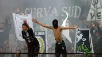 Aksi Suporter PSS Sleman, Slemania, saat PSS Sleman berhadapan dengan Mojokerto Putra pada lanjutan pertandingan Divisi Utama Liga Indonesia, di Stadion Tridadi Sleman, Yogyakarta. (Antara)