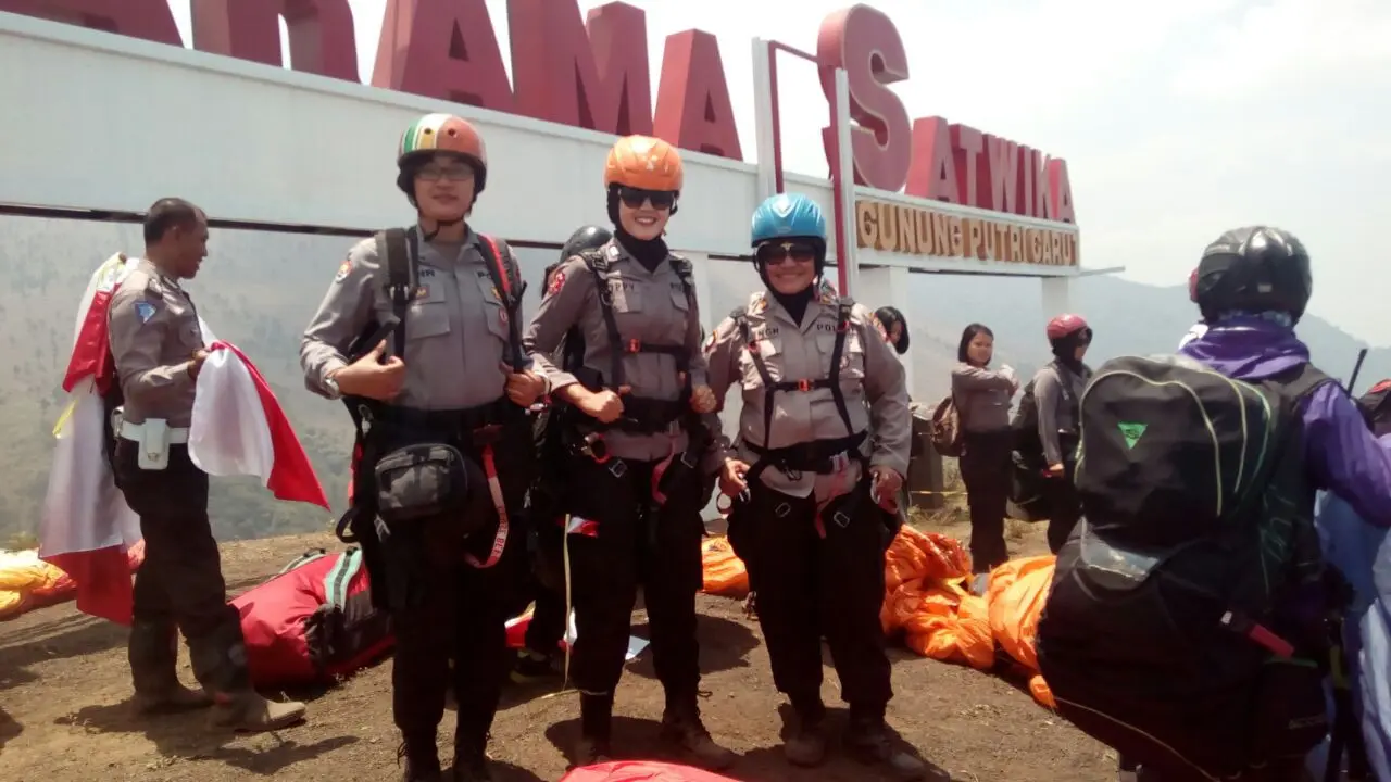 Rayakan hari jadi, Polwan Garut Terbang di Gunung Putri