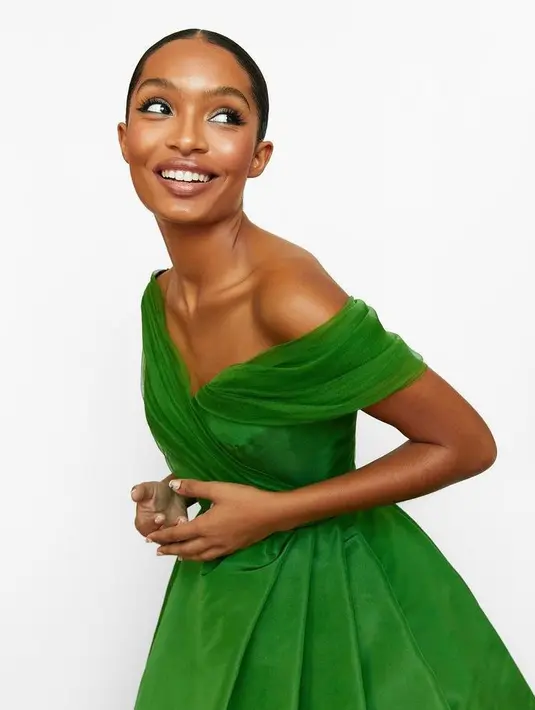 Emmy Awards 2021 yang digelar di Los Angeles, AS, Minggu (19/9/2021), bertaburan bintang. Salah satu gaya seleb yang mencuri perhatian adalah yara Shahidi. (Foto: Dior).