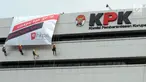 Aktivis membentangkan spanduk raksasa dengan cara repling turun dari gedung C Komisi Pemberantasan Korupsi (KPK) di Jakarta, Senin (26/3). Spanduk tersebut bertuliskan "Berani Lapor Hebat!". (Merdeka.com/Dwi Narwoko)