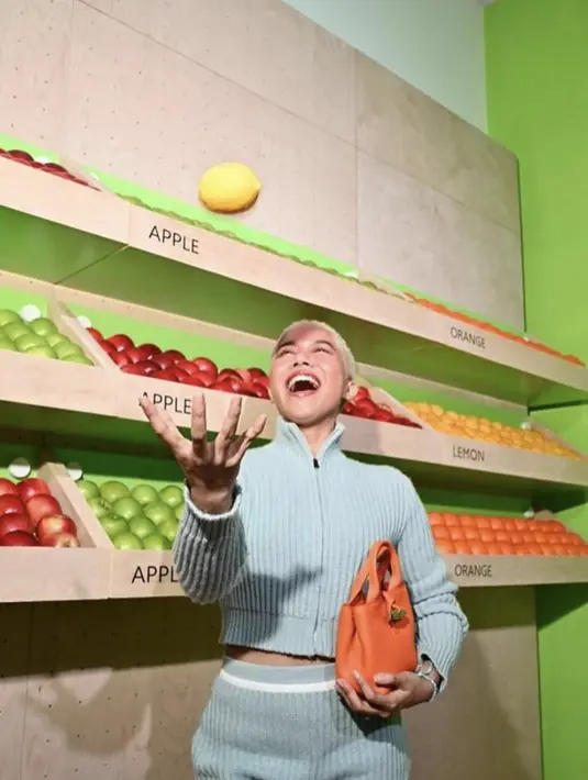 Gaya athleisure juga berhasil hadirkan gaya yang begitu seru. [Foto: Instagram/ Cadburylemonade]