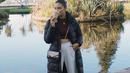 Amanda Rawles tampil cantik walau hanya berpose minum kopi. Ia tampak mengenakan cropped top hitam, dipadu dengan celana panjang putih, kemudian dilapisinya dengan puffer coat hitam. Ia juga membawa sling back dan menyempurnakannya dengan sneakers putih untuk kesan yang lebih kasual. Foto: Instagram.