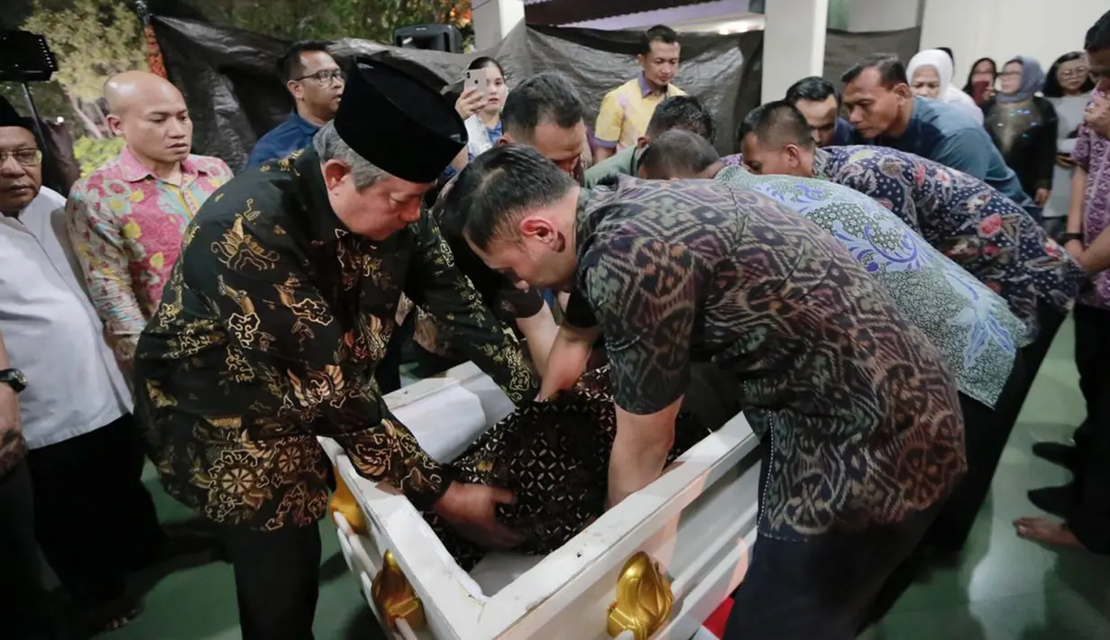 Presiden ke-6 Susilo Bambang Yudhoyono dan sang putra, Agus Harimurti Yudhoyono memindahkan jenazah neneknya almarhumah Siti Habibah ke dalam peti saat tiba di Puri Cikeas, Bogor, Jumat (30/8/2019). Ibunda SBY, Siti Habibah meninggal dunia di usia ke 87 tahun. (Liputan6.com/HO/Anung Aninditio)
