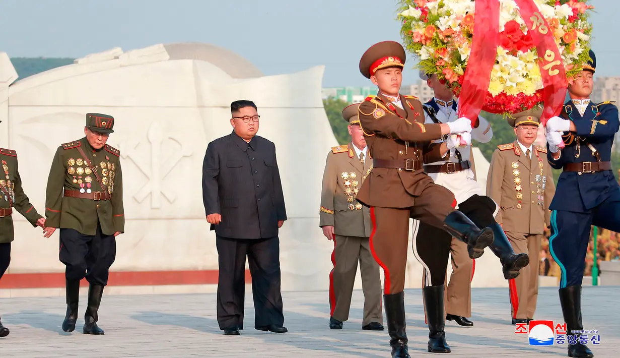 Pemimpin Korea Utara Kim Jong-un dalam upacara penghormatan di pemakaman perang Martyrs Cemetery di Pyongyang (27/7). KCNA kembali merilis aktivitas Kim Jong-un saat acara menghormati para veteran yang sudah berjuang di medan perang. (KCNA/via AP Photo)