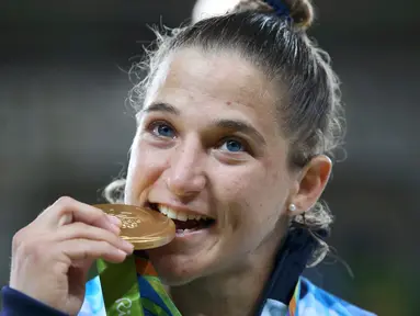 Atlet Judo dari Argentina Paula Pareto saat merayakan kemenangannya meraih medali emas di Olimpiade Rio 2016, Brasil (6/8). (REUTERS)