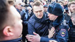 Pemimpin oposisi utama Rusia, Aleksey Navalny, ditahan ketika berunjuk rasa menuntut pengunduran diri Perdana Menteri Dmitry Medvedev atas tuduhan korupsi, di pusat kota Moskow, Minggu (26/3). (Evgeny Feldman for Alexey Navalny's campaign photo via AP)