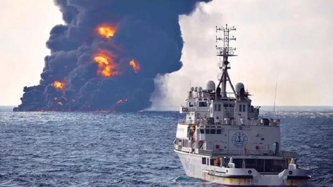 Kapal tanker Iran Sanchi kembali terbakar dan kemudian tenggelam (14/1/2018) di laut lepas China. Otoritas menyebut tak ada korban selamat (AFP)