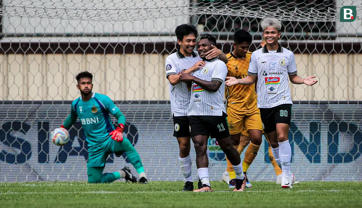 <p>Selebrasi Pemain PSS Sleman, Ricky Cawor (tengah) setelah mencetak gol pertama timnya ke gawang Bhayangkara FC pada laga pekan ke-25 BRI Liga 1 2023/2024 di Stadion PTIK, Jakarta Selatan, Kamis (22/2/2024). (Bola.com/Bagaskara Lazuardi)</p>