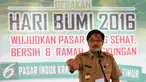 Wagub DKI Jakarta, Djarot Saiful Hidayat memberikan sambutan dalam peringatan hari Bumi di Pasar Induk, Kramat Jati, Selasa (10/5). Dalam kesempatan tersebut, Djarot melakukan pengecekan pasar dan menanam pohon di pasar Induk. (Liputan6.com/Yoppy Renato)