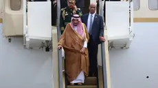 Lazimnya jas dipilih para pemimpin negara saat melakukan lawatan, namun Raja Arab Saudi Salman Abdulaziz Al Saud tampil dengan jubah atau bisht sebagai luaran. Ia memakai bisht warna cokelat caramel dengan ornamen emas di pinggirnya.