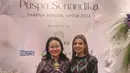 Hadir besama sahabat, Najwa Shihab tampil kece dengan atasan wastra lengan panjang dan celana kulot. Ia pun jinjing sling bag hitam dan sepatu merah [@najwashihab]