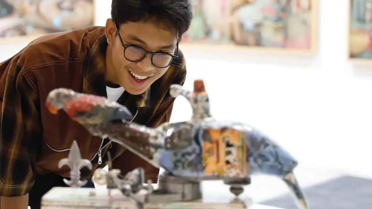 Muhammad Zinedine Alam Ganjar ikut menghadiri pergelaran pameran seni 'Art Jakarta 2023' di Jakarta International Expo (JIEXPO) Kemayoran, Jakarta Pusat yang menghadirkan ragam karya seni dari para seniman lokal dan internasional (Peristiwa)