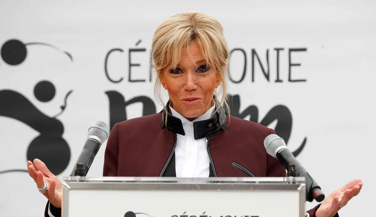 Ibu negara Prancis, Brigitte Macron memberi pidato saat upacara pemberian nama panda berusia 4 bulan bernama "Yuan Meng" Kebun Binatang Beauval, Prancis (4/11). (AP Photo/Thibault Camus, Pool)