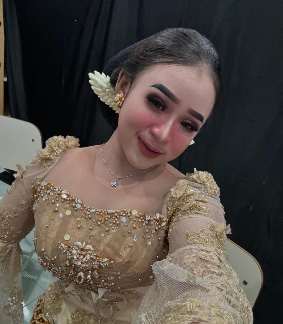 Misteri Sosok Hitam di Foto Selfie Niken Salindry, Kesalahan Kamera atau Penampakan?