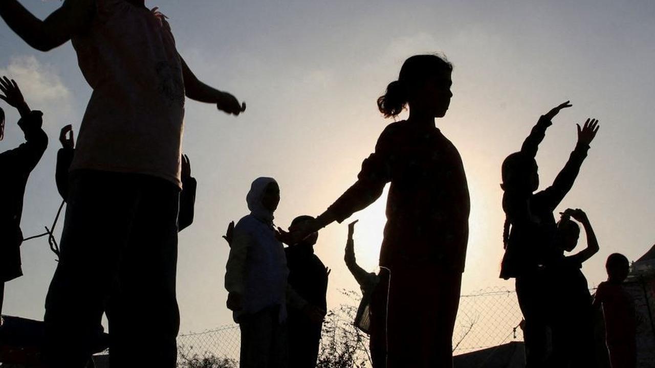 Para gadis yang mengikuti pelatihan Ayoub datang dari berbagai latar belakang, namun mereka semua memiliki satu kesamaan: keinginan untuk menemukan pelarian dari kenyataan yang keras dan membangun masa depan yang lebih baik. Foto: REUTERS / Hatem Khaled<