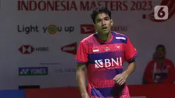 Pebulutangkis Tunggal Putra Indonesia, Chico Aura Dwi Wardoyo saat melawan Brian Yang (Kanada) di babak Perempat Final Indonesia Masters 2023 di Istora Senayan, Jakarta, Jumat (27/1/2023). Chico unggul dua set langsung 21-16, 21-16 sekaligus memastikan satu tempat di babak Semifinal Indonesia Masters 2023. (Liputan6.com/Helmi Fithriansyah)