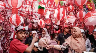 Orang-orang membeli dekorasi dengan warna bendera nasional Indonesia, Merah-Putih, di Jakarta pada Minggu 11 Agustus 2024. (Yasuyoshi CHIBA/AFP)