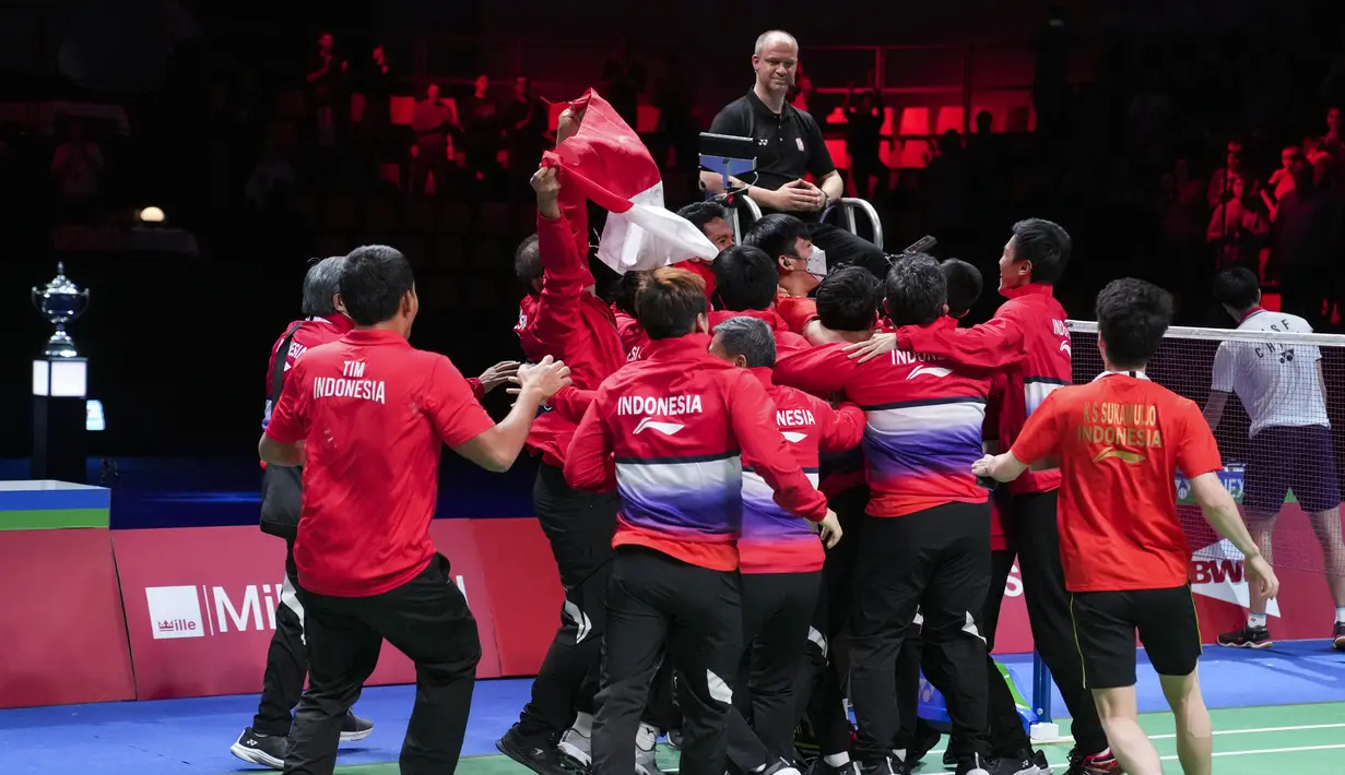 Para pemain Indonesia melakukan selebrasi usai menjuarai Piala Thomas beregu putra melawan China, di Aarhus, Denmark, Minggu  (17/10/2021). Indonesia kembali merebut Piala Thomas setelah terakhir meraihnya pada 2002 lalu. (Claus Fisker/Ritzau Scanpix via AP)