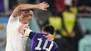 Bahkan akibat ketatnya penjagaan Robert Lewandowski terhadap Lionel Messi yang akhirnya berujung pelanggaran, La Pulga sempat menolak jabatan permintaan maaf kapten Timnas Polandia tersebut. (AP/Ariel Schalit)