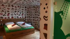 Foto yang diambil pada 30 November 2018 menunjukkan kamar hotel bernama Wursthotel di Rittersbach, Jerman. Pecinta sosis bisa menikmati hari di hotel milik tukang daging yang seluruh dekorasinya dihiasi serba motif sosis. (Christof STACHE/AFP)