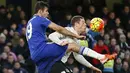 Gelandang Everton, Ross Barkley, berebut bola dengan striker Chelsea, Diego Costa. Hasil imbang ini merupakan yang ketujuh kali bagi Chelsea pada musim ini. (Reuters/Stefan Wermuth)