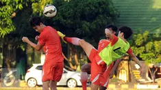 Persija melakukan latihan jelang laga lanjutan Torabika Soccer Championship presented by IM3 Ooredoo di Lapangan Yon Zikon 14, Jakarta, Kamis (16/6/2016). Persija akan melakoni laga tandang melawan Arema Cronus (19/6). (Liputan6.com/Helmi Fithriansyah)