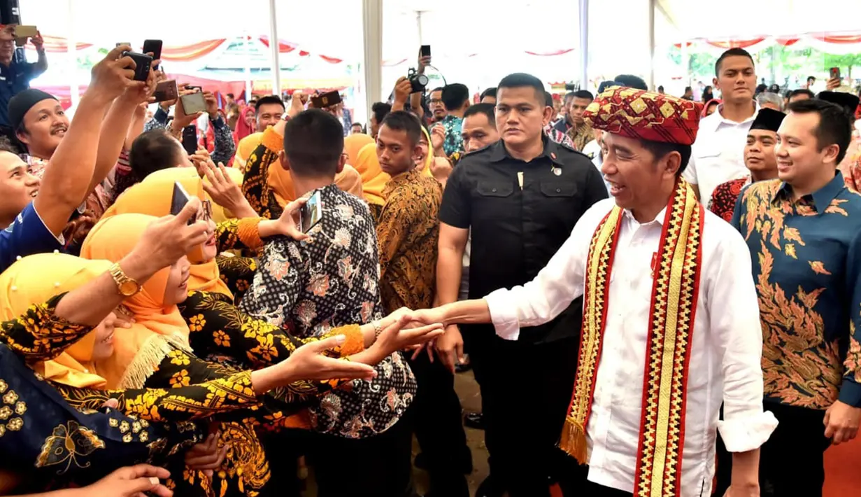 Presiden Joko Widodo bersalaman dengan masyarakat saat acara penyerahan 1.300 sertifikat hak atas tanah untuk masyarakat di Kabupaten Lampung Tengah, Jumat (23/11). (Liputan6.com/HO/Biropers)
