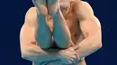 Anton Down-Jenkins, pelompat indah Selandia Baru, bertanding dalam babak semifinal Loncat indah putra 3 meter Springboard Olimpiade Tokyo 2020 di Tokyo Aquatics Center, Selasa (3/8/2021). (Attila KISBENEDEK / AFP)