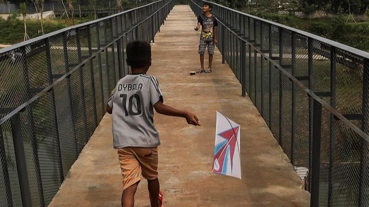 Di atas waduk ini juga terdapat jembatan penyeberangan yang menjadi penghubung antara kedua daratan.