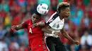 Gelandang Austria, David Alaba (kanan) beradu bola dengan gelandang Portugal William Carvalho saat pertandingan lanjutan piala Eropa 2016 grup F di Parc des Princes, Prancis, (19/6). Portugal bermain imbang 0-0 dengan Austria. (REUTERS/Christian Hartmann)