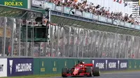 Pebalap Ferrari, Sebastian Vettel menjadi terdepan pada balapan perdana F1 GP Australia di Sirkuit Albert Park, Melbourne, Minggu (25/3/2018). Vettel memenangi balapan dengan selisih 5,036 detik dari Hamilton. (AP/Asanka Brendon)