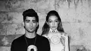 Gigi Hadid hadir bersama kekasihnya dengan balutan dres warna putih bermotif dipadu dengan boots warna kulit, sedangkan Zayn tampil dengan kaos dengan motif sederhana berwarna hitam dengan mengenakan kalung. (Instagram/Zayn)