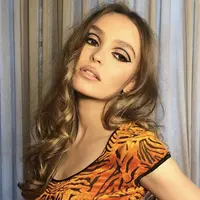 Lily Rose merupakan anak sulung dari pernikahan Johnny Depp dengan Vanessa Paradis. Kini ia merupakan seorang model aktris, bagaiman penampilannya? Mari kita lihat.