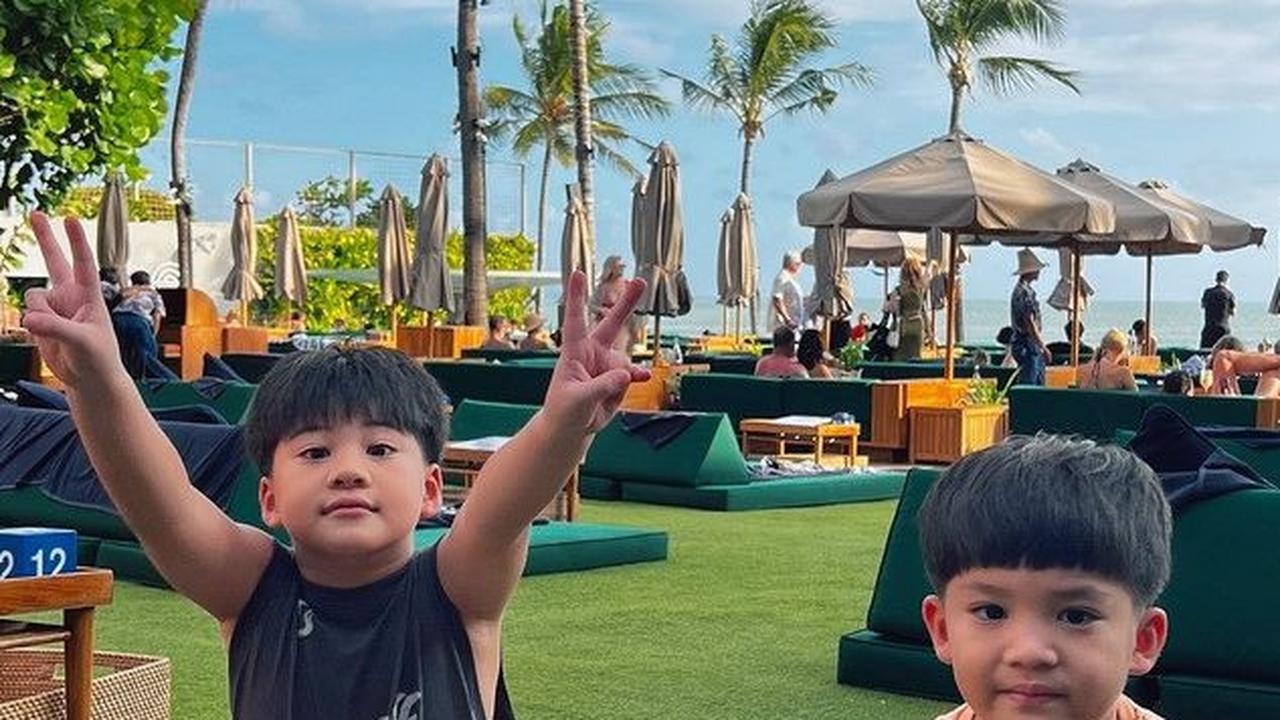 Tian juga mengunggah foto kedua anaknya dalam satu postingan, yang menunjukkan betapa ganteng dan menggemaskan mereka.<br><br>