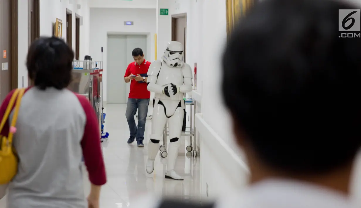 Karakter film Star Wars berjalan di lorong saat menghibur pasien di Siloam Hospitals TB Simatupang, Jakarta Selatan, Sabtu (6/4). Kehadiran karakter Star Wars ini untuk menghibur para pasien, khususnya anak-anak di rumah sakit tersebut. (Liputan6.com/Faizal Fanani)