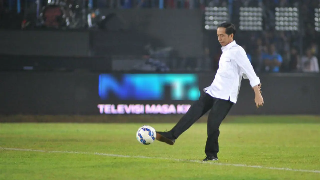 Presiden RI Jokow Widodo menendang bola di Piala Jenderal Sudirman 2015 
