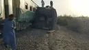 Gambar dari video ini, menunjukkan kereta setelah tabrakan di Ghotki, Pakistan, Senin (7/6/2021). Dua kereta ekspres bertabrakan di Pakistan selatan Senin pagi. (AP Photo)