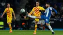 Pemain Espanyol, David Lopez berebut bola dengan gelandang Barcelona, Sergio Busquets pada pekan ke-19 La Liga di RCDE Stadium, Sabtu (4/1/2020). Hampir saja menang, Barcelona harus puas menerima hasil imbang 2-2 atas Espanyol. (AP/Joan Monfort)