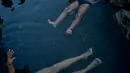 Orang-orang menikmati pemandian air panas alami Sungai Cidaco dengan suhu 52 Celcius saat pagi musim dingin di desa kecil Arnedillo, Spanyol utara, 29 Desember 2018. (AP Photo/Alvaro Barrientos)