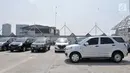 Sejumlah kendaraan terparkir di salah satu pusat perbelanjaan di kawasan Jakarta, Selasa (20/8/2019). Pemerintah Provinsi DKI Jakarta tengah mengkaji rencana untuk menaikkan tarif parkir di ibu kota sebagai bagian dari usaha mengurangi kemacetan dan polusi udara. (merdeka.com/Iqbal S Nugroho)