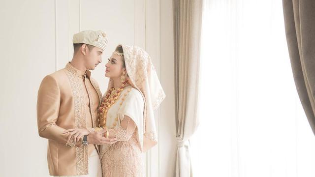 7 Potret Prewedding Ali Syakieb dan Margin Wieheerm, Serasi Pakai Busana Adat